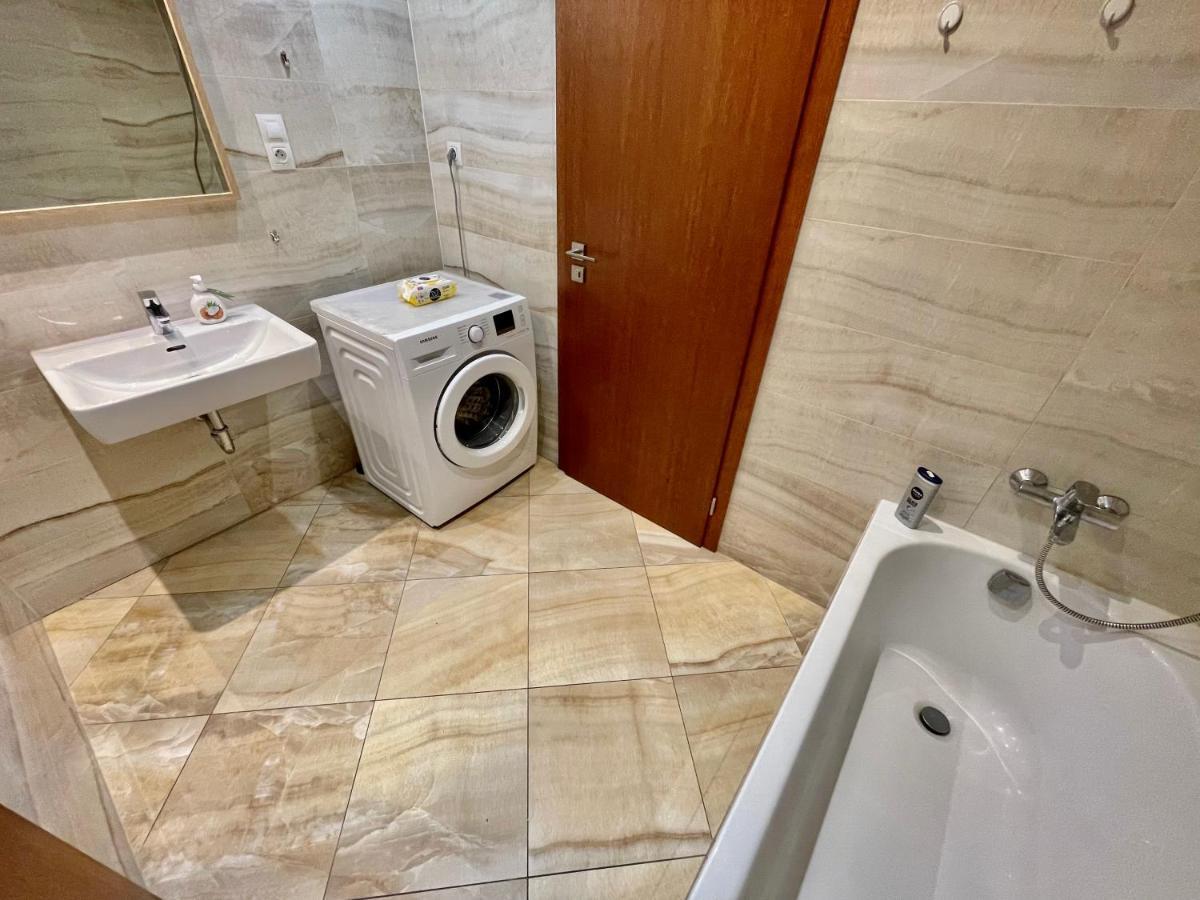 Centrum Park Apartment+ Прага Екстериор снимка