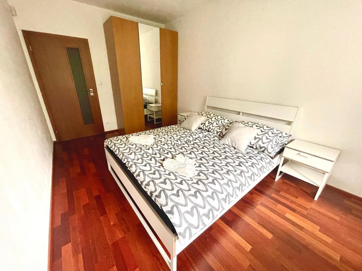 Centrum Park Apartment+ Прага Екстериор снимка
