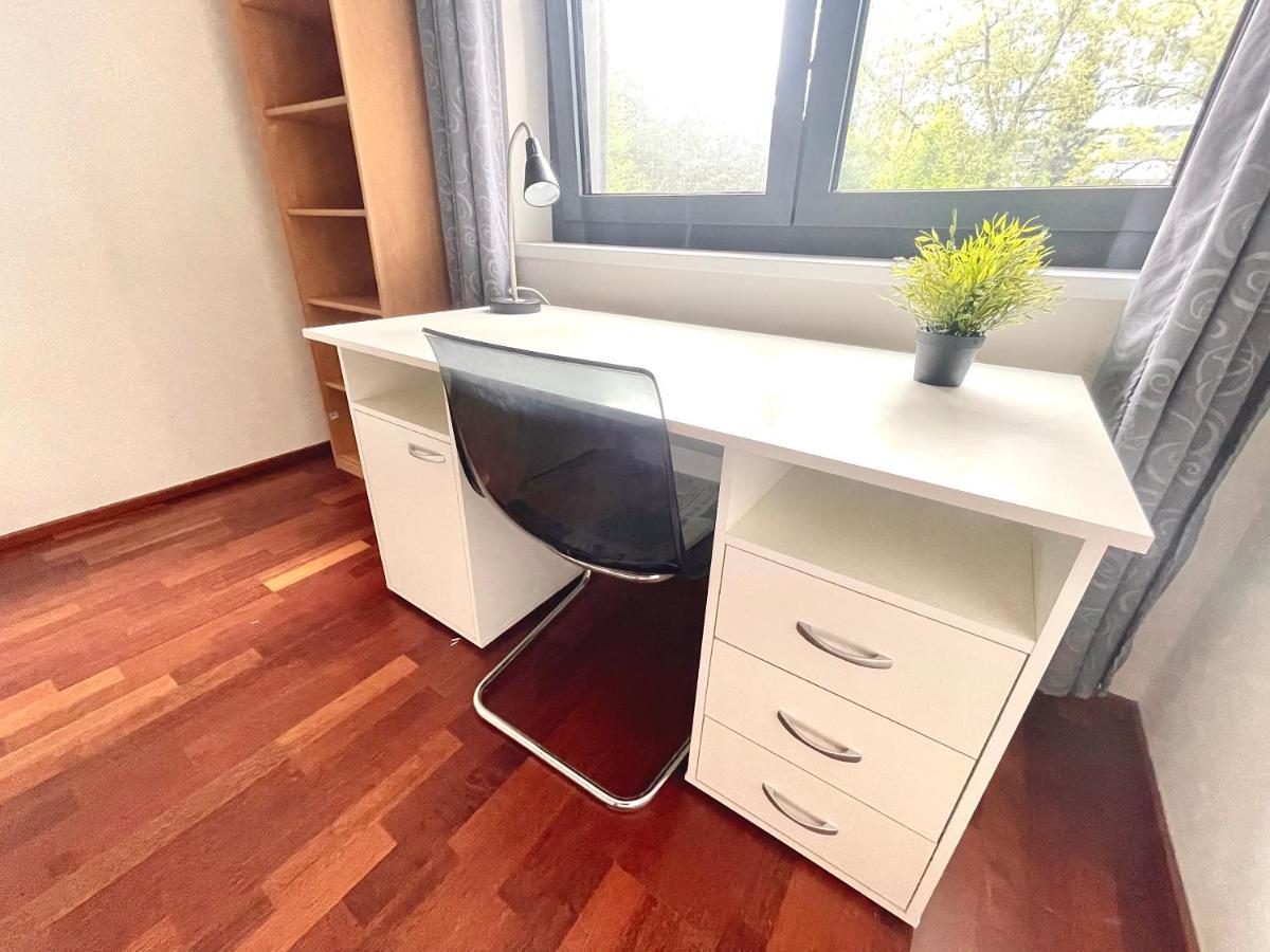 Centrum Park Apartment+ Прага Екстериор снимка